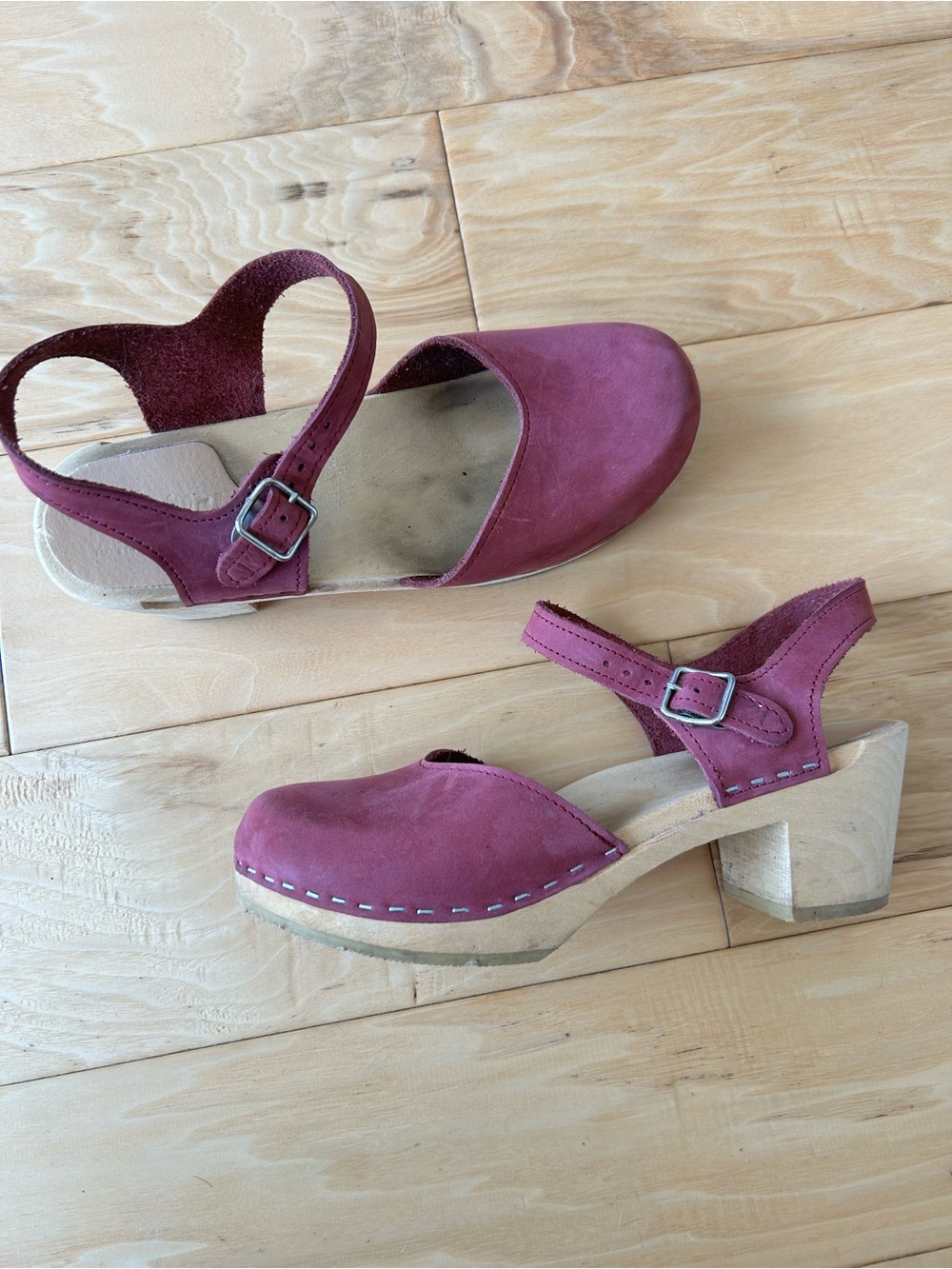 Sandgrens Women's Burgundy Suede Open-Back Clog Sandals